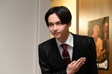 沢村玲（ONE N' ONLY）演じる岸騎士。ドラマ「家庭教師の岸騎士です。」より。©奥嶋ひろまさ（秋田書店）／「家庭教師の岸騎士です。」製作委員会