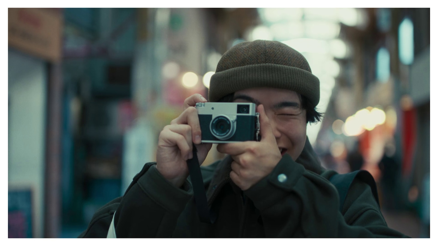 niko and … 2025 CAMPAIGN MOVIE「『旅のキオク』 -マモル記念日- 篇」場面写真