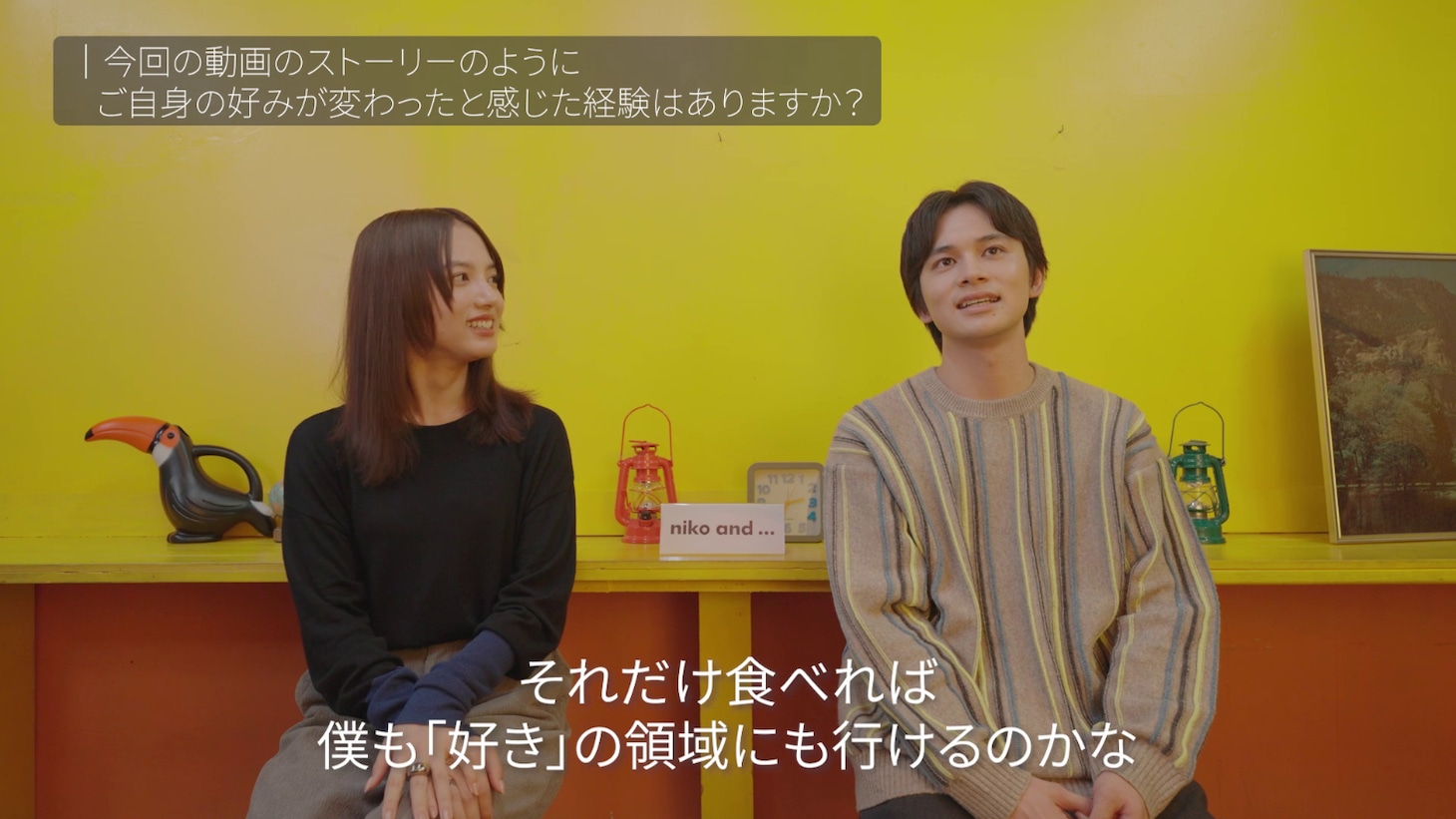 niko and … (ニコアンド) 2025 CAMPAIGN MOVIE「旅のキオク」インタビュー映像より、北村匠海（右）と清原果耶（左）。