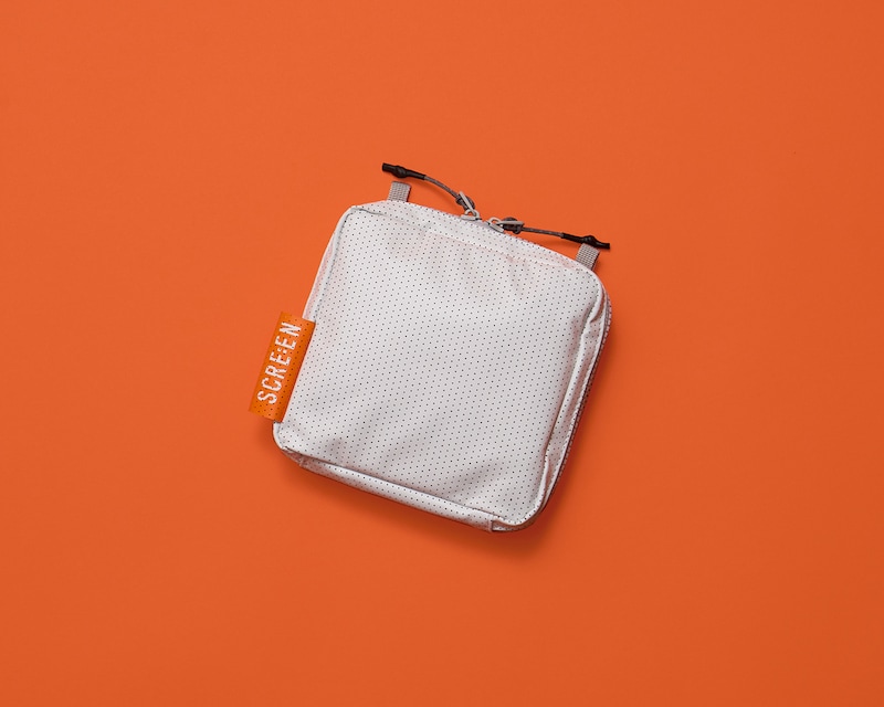 映画館のスクリーンを再利用したアパレルコレクション・SCRE:EN第3弾より、CINEMA POUCH / STANDARD(税込8900円)