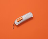 映画館のスクリーンを再利用したアパレルコレクション・SCRE:EN第3弾より、PEN CASE（税込5500円）