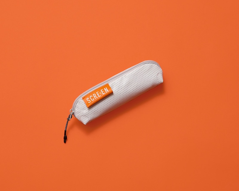 映画館のスクリーンを再利用したアパレルコレクション・SCRE:EN第3弾より、PEN CASE(税込5500円)