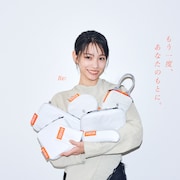 モデルは當真あみ、映画館のスクリーンを再利用したSCRE:EN新作グッズいろいろ