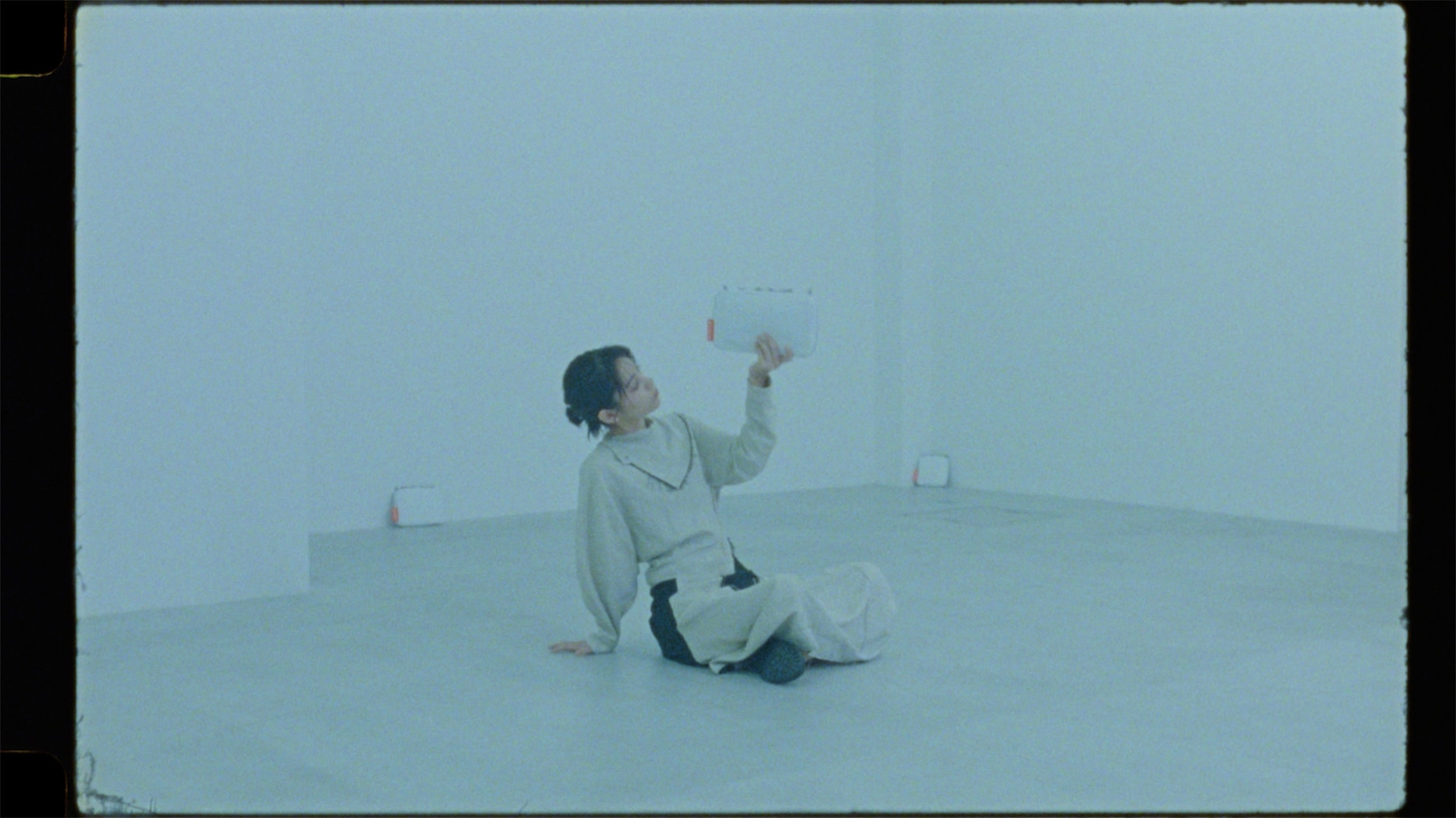 當真あみ出演、映画館のスクリーンを再利用したアパレルコレクション・SCRE:EN第3弾のプロモーションムービー