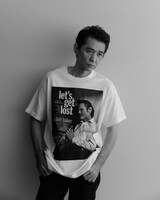 [Let's get Lost × weber] T shirt（Key Visual）税込1万2800円（撮影モデル：村上淳 / Photography : Yuki Kumagai）