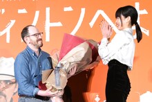 河合優実（右）から花束を受け取ったアリ・アスター（左）