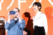 観客の様子を撮影するアリ・アスター（左）と、それを笑顔で見守る河合優実（右）