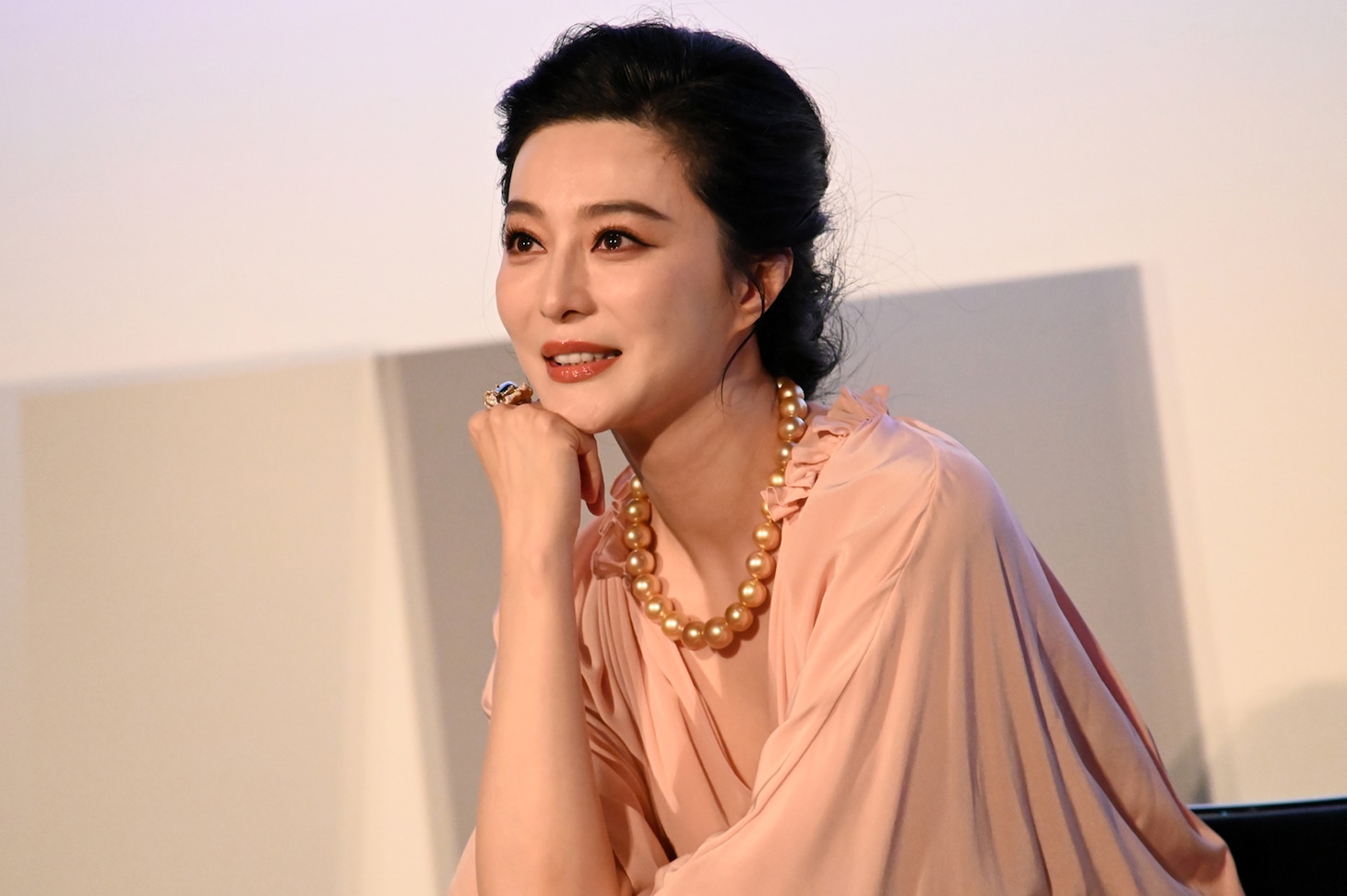 緊張しているという観客の質問を笑顔で聞くファン・ビンビン（范冰冰）