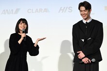 観客に宮沢氷魚（右）の優しさを伝えようとする岸井ゆきの（左）