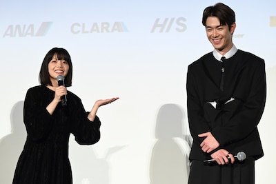 観客に宮沢氷魚（右）の優しさを伝えようとする岸井ゆきの（左）