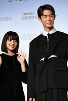 左から岸井ゆきの、宮沢氷魚