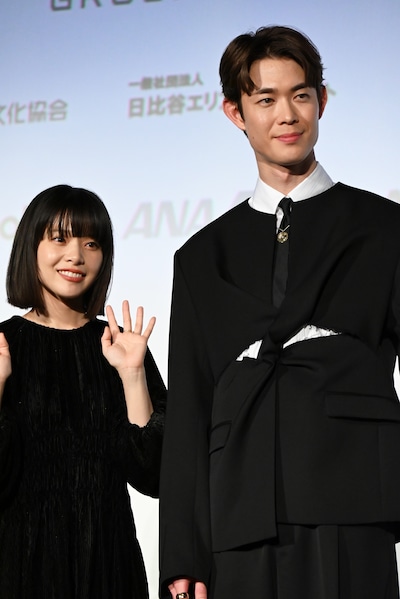 左から岸井ゆきの、宮沢氷魚