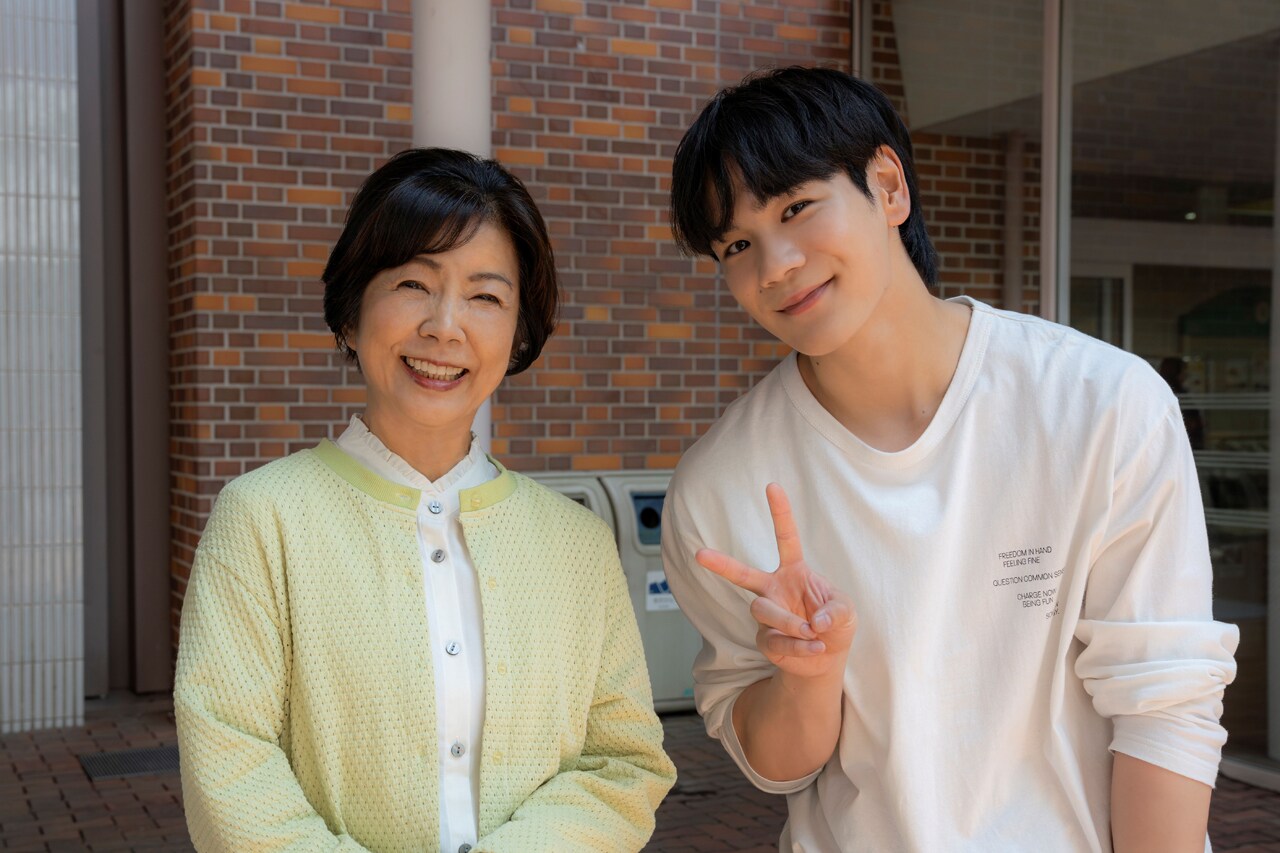 JO1豆原一成、おばあちゃんに駆け寄る　市毛良枝との共演作「ふじこーひー」メイキング映像