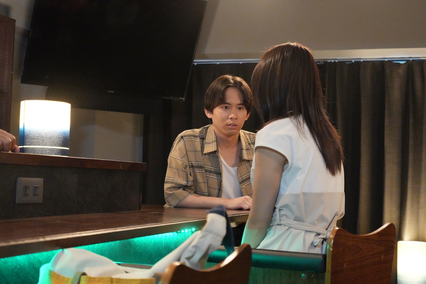 timelesz寺西拓人にはバーテンダーの顔もある、映画「天文館探偵物語」新写真