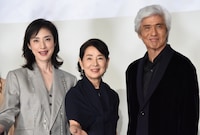 「てっぺんの向こうにあなたがいる」初日舞台挨拶の様子。左から天海祐希、吉永小百合、佐藤浩市