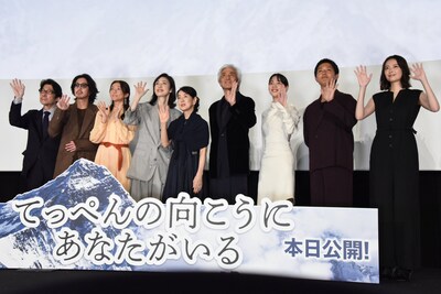 「てっぺんの向こうにあなたがいる」初日舞台挨拶の様子。左から阪本順治、若葉竜也、木村文乃、天海祐希、吉永小百合、佐藤浩市、のん、工藤阿須加、茅島みずき