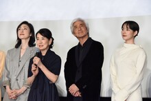 「てっぺんの向こうにあなたがいる」初日舞台挨拶の様子。左から天海祐希、吉永小百合、佐藤浩市、のん