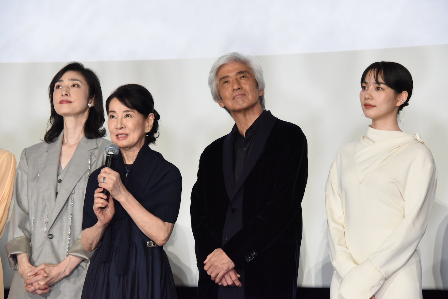 「てっぺんの向こうにあなたがいる」初日舞台挨拶の様子。左から天海祐希、吉永小百合、佐藤浩市、のん