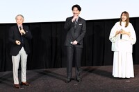 カトリーヌ・ドヌーヴに意見を却下されたエピソードを披露する堺正章（左）と笑う竹野内豊（中央）、風吹ジュン（右）