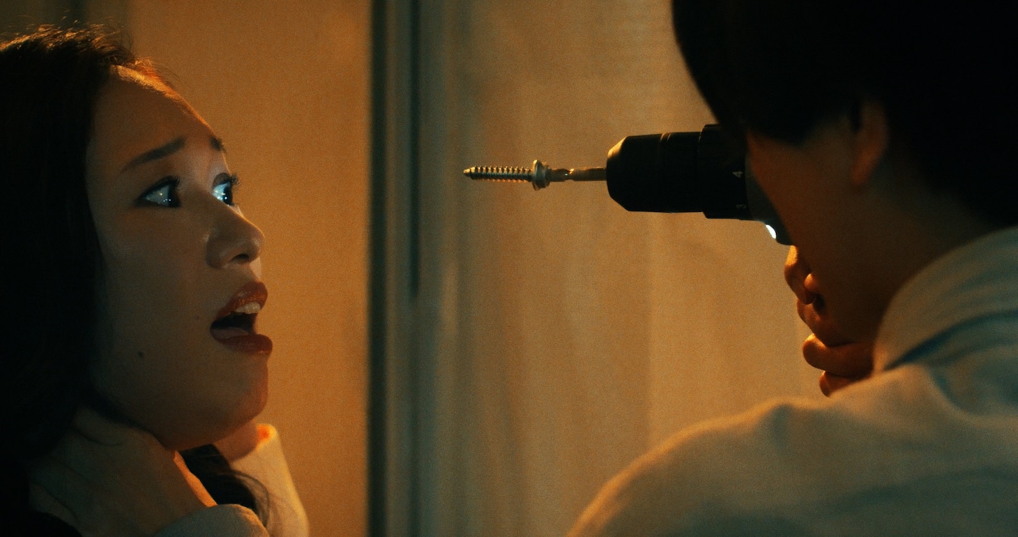 人体で作られた“人間椅子”捉えた「インコンプリート・チェアーズ」海外版ビジュアル