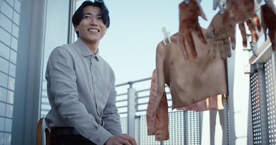 映画「インコンプリート・チェアーズ」より、殺した人間から椅子の“素材”を集める椅子職人・九条新介。演じたのは一ノ瀬竜