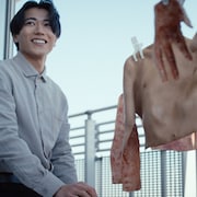 人体で作られた“人間椅子”捉えた「インコンプリート・チェアーズ」海外版ビジュアル