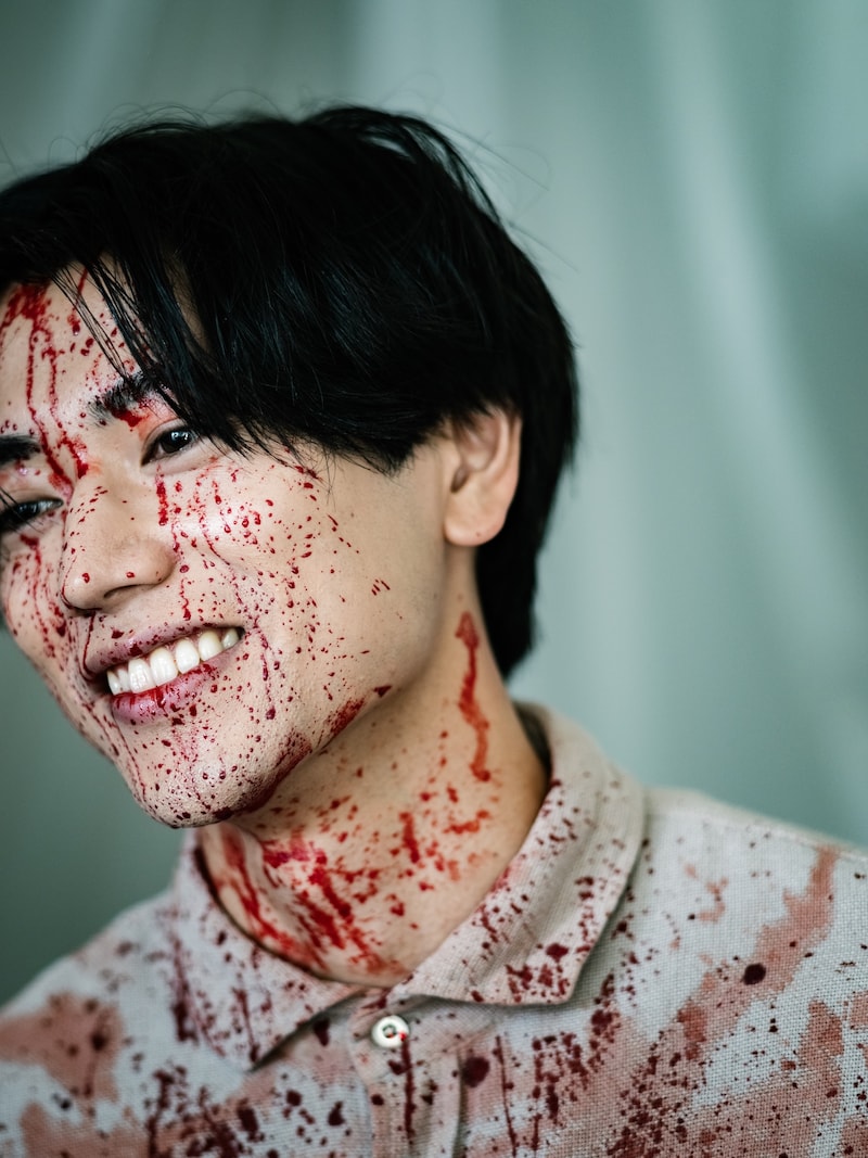 「インコンプリート・チェアーズ」で一ノ瀬竜演じる椅子職人・九条新介