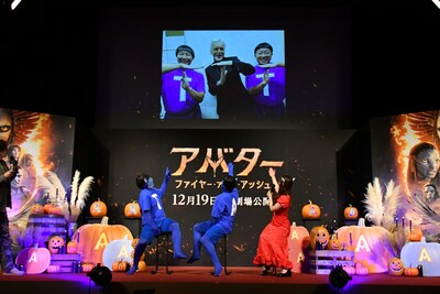 「アバター：ファイヤー・アンド・アッシュ」ハロウィンイベントの様子。監督ジェームズ・キャメロンとの記念撮影を懐かしむチョコレートプラネット