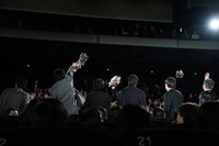 イベント登場時、サプライズで客席に花束を投げ入れるキャストたち