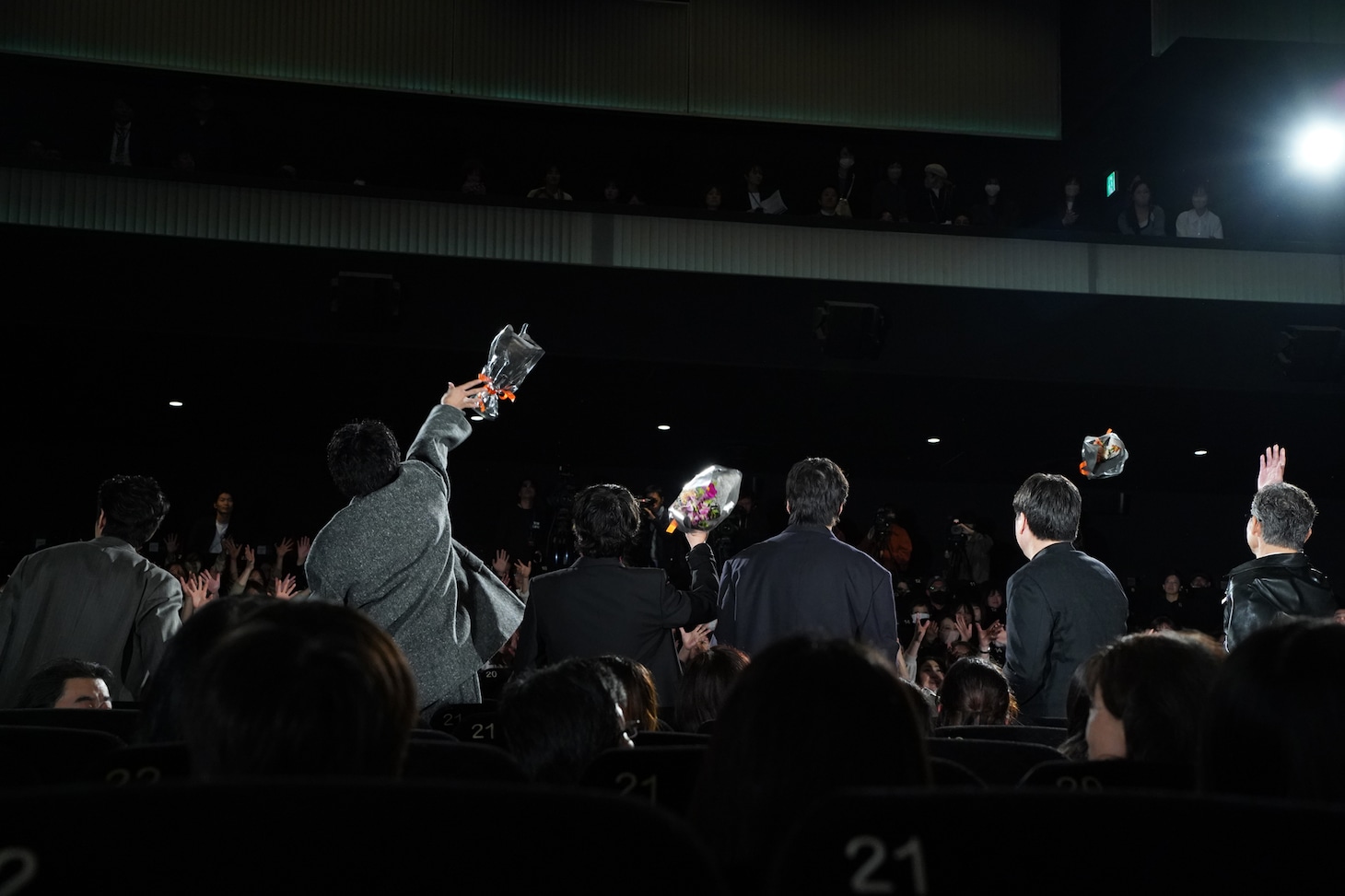 イベント登場時、サプライズで客席に花束を投げ入れるキャストたち