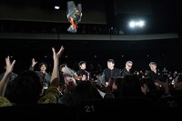 イベント登場時、サプライズで客席に花束を投げ入れるキャストたち