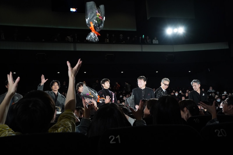 イベント登場時、サプライズで客席に花束を投げ入れるキャストたち