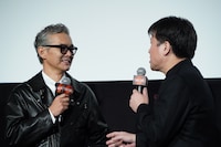 渡部篤郎（左）のうっすらとしたボケにしっかりツッコむ佐藤二朗（右）