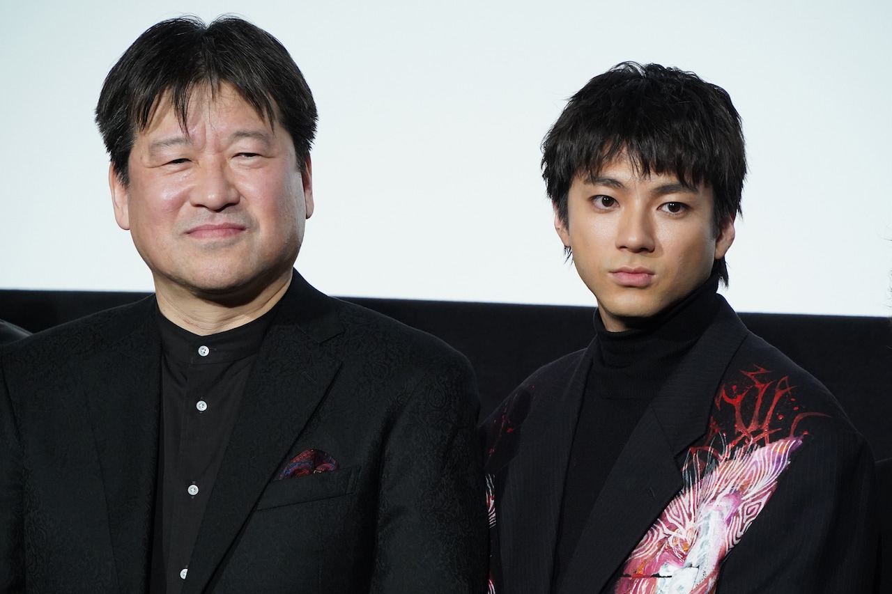 映画「爆弾」公開記念舞台挨拶に参加した山田裕貴（右）と佐藤二朗（左