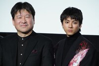 映画「爆弾」公開記念舞台挨拶に参加した山田裕貴（右）と佐藤二朗（左）