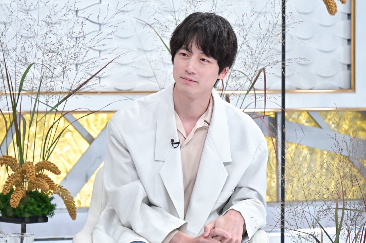 坂口健太郎「初耳学」で“普通”の難しさ語る、渡辺謙は「背中に彼の存在を感じた」