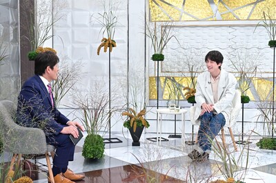 「日曜日の初耳学」のコーナー「インタビュアー林修」でトークする林修（左）、坂口健太郎（右）