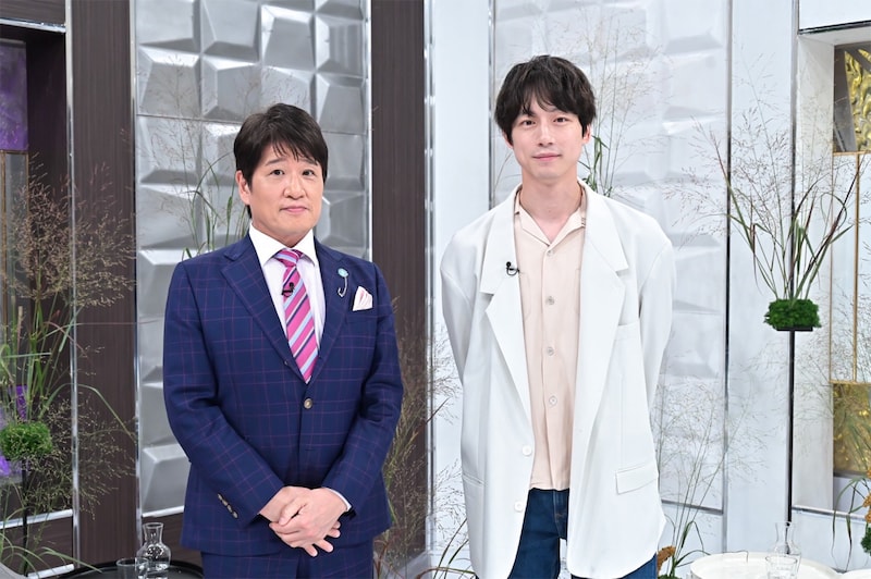 左から林修、坂口健太郎