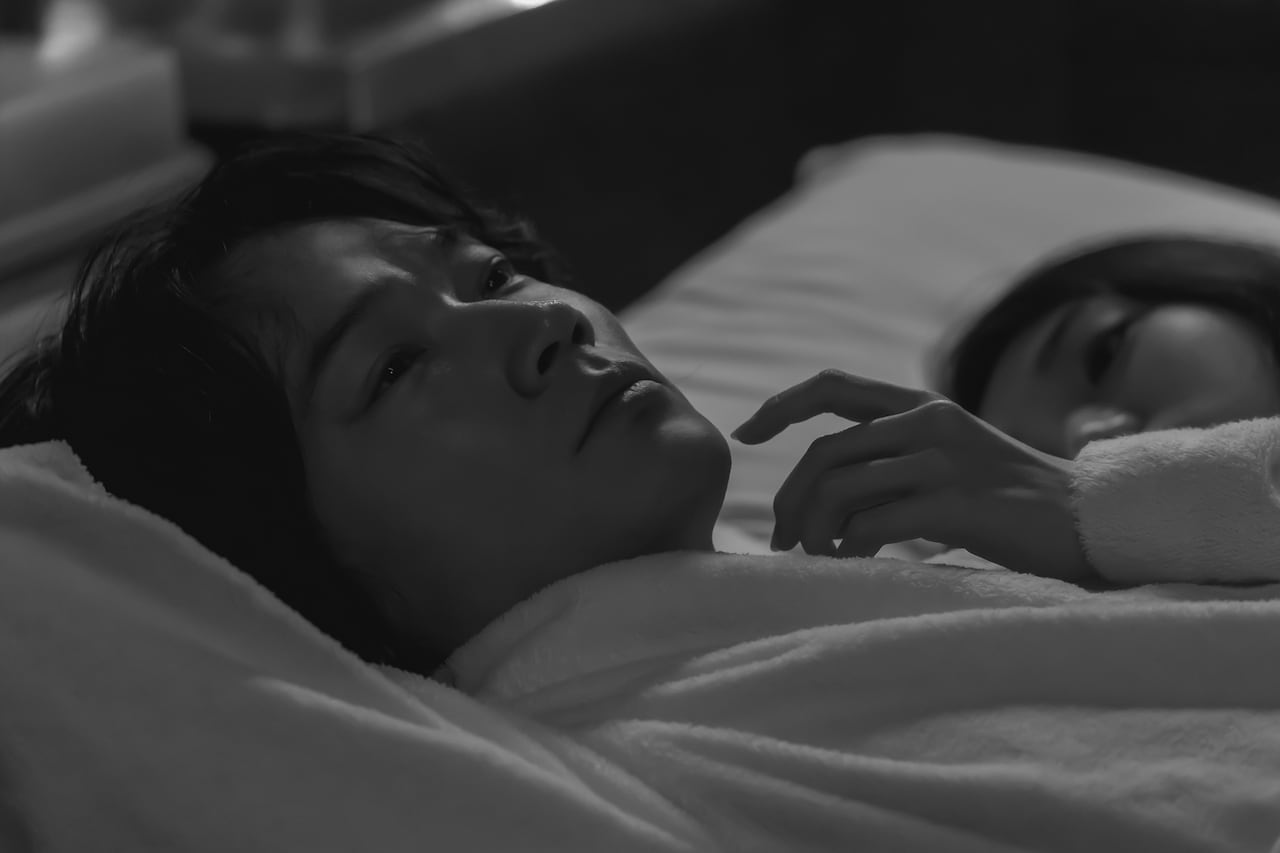 荒井晴彦「星と月は天の穴」新カット公開、綾野剛が女学生を見下ろすビジュアルも