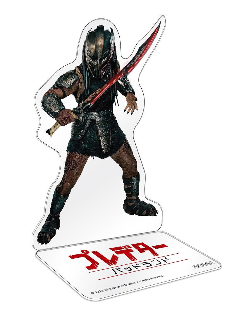 「プレデター:バッドランド」主人公であるプレデター、デクのPETスタンド。プレミアムラージフォーマットでの鑑賞者に先着配布される