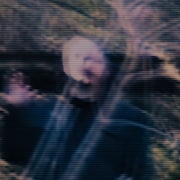 謎の男が手を振る、ホラー映画「シェルビー・オークス」新場面カット到着