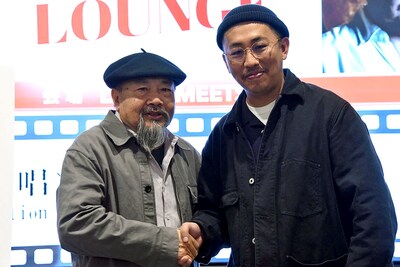 握手を交わす三宅唱（右）とリティ・パン（左）