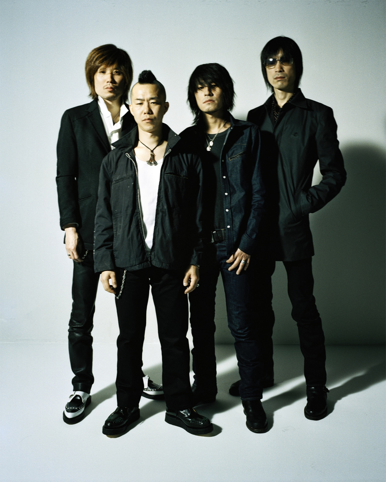 THEE MICHELLE GUN ELEPHANTのメンバー。左からウエノコウジ、クハラカズユキ、チバユウスケ、アベフトシ