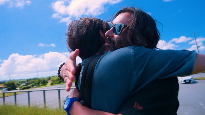 YouTubeチャンネル「どうも、山崎育三郎です。」より、再会を喜びハグをする山崎育三郎（手前）と山田孝之（奥）