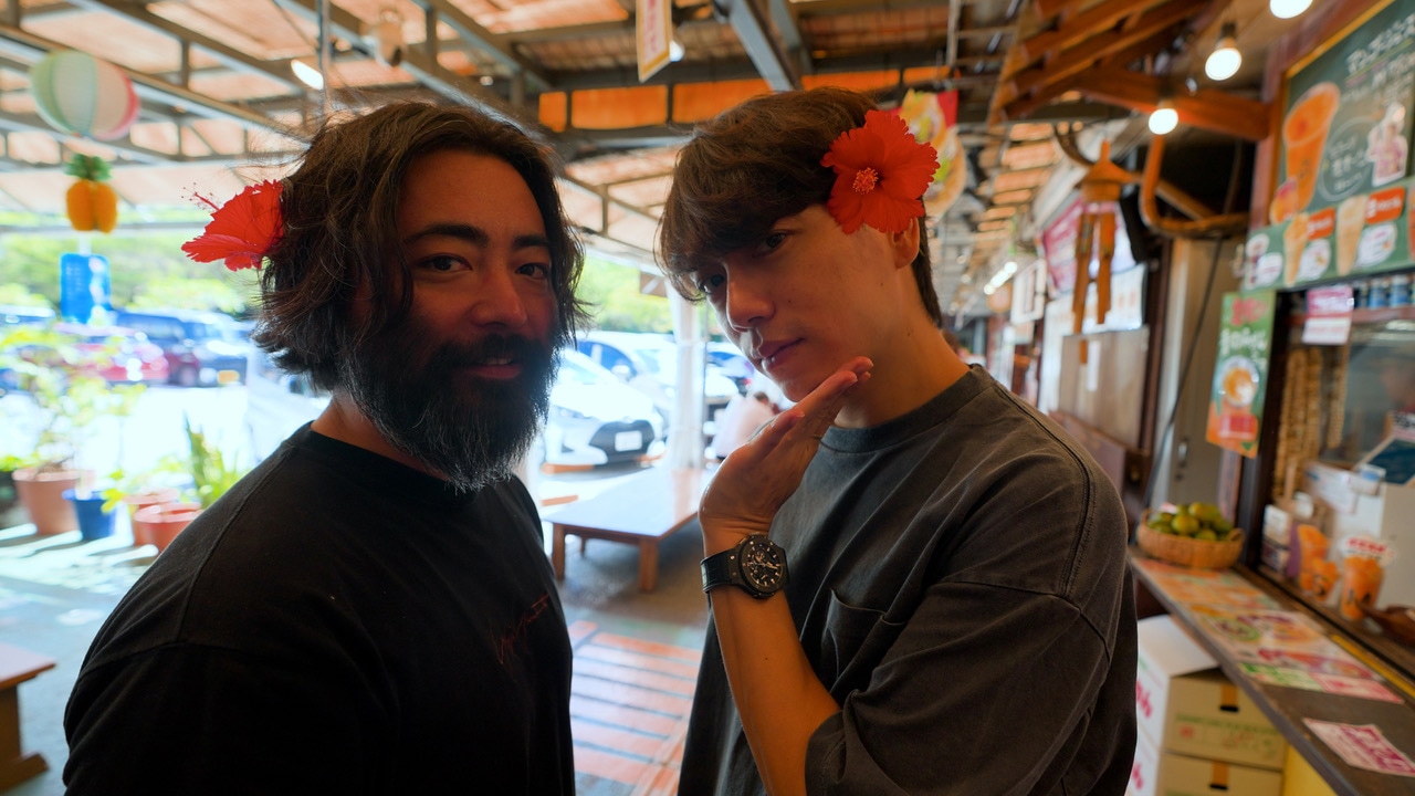 YouTubeチャンネル「どうも、山崎育三郎です。」より、沖縄観光を楽しむ山田孝之（左）と山崎育三郎（右）