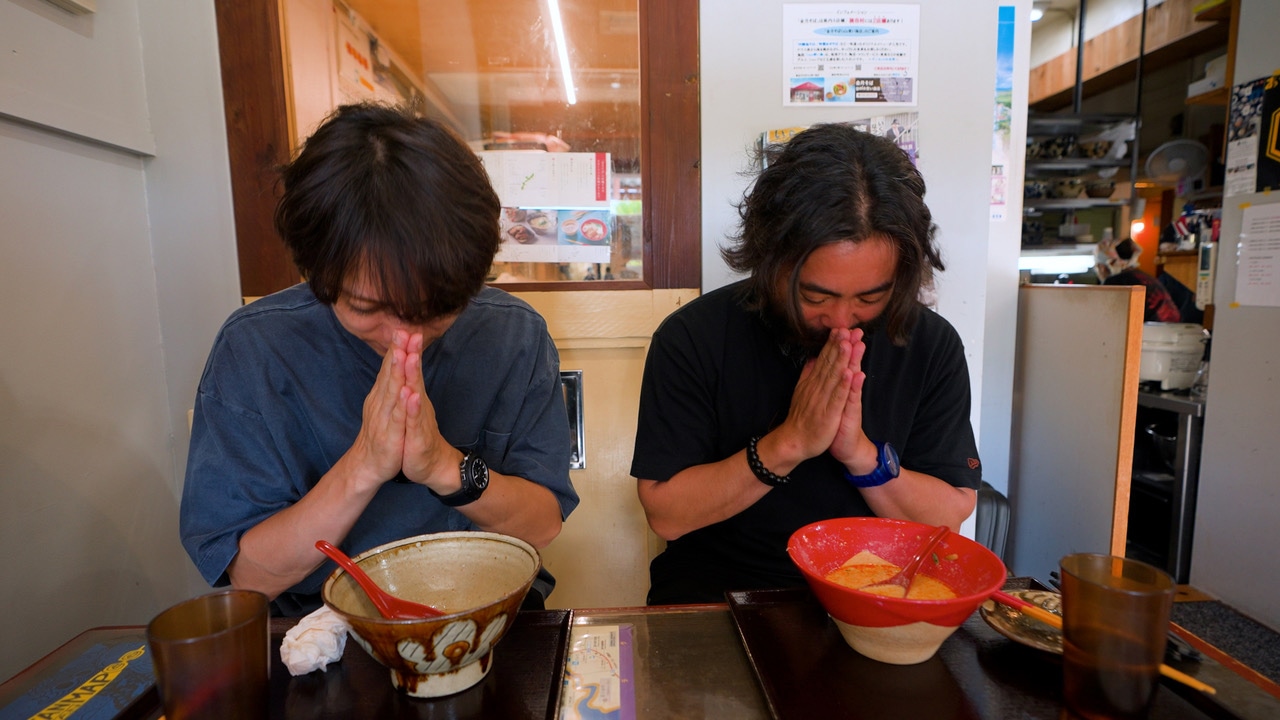 YouTubeチャンネル「どうも、山崎育三郎です。」より、お腹いっぱいになった山崎育三郎（左）と山田孝之（右）