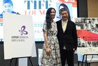 是枝裕和（右）とクロエ・ジャオ（左）による対談イベントの様子