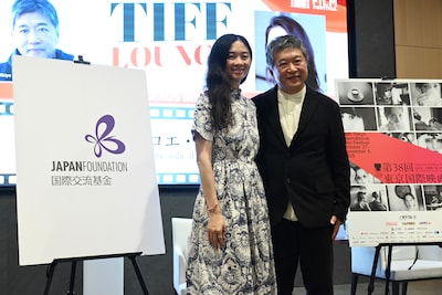 是枝裕和（右）とクロエ・ジャオ（左）による対談イベントの様子