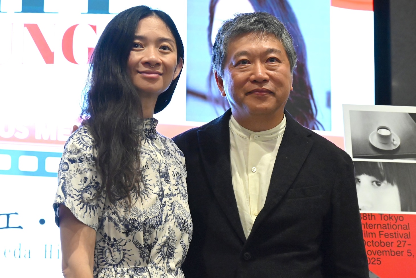 「国際交流基金×東京国際映画祭 co-present 交流ラウンジ」で対談したクロエ・ジャオ（左）と是枝裕和（右）