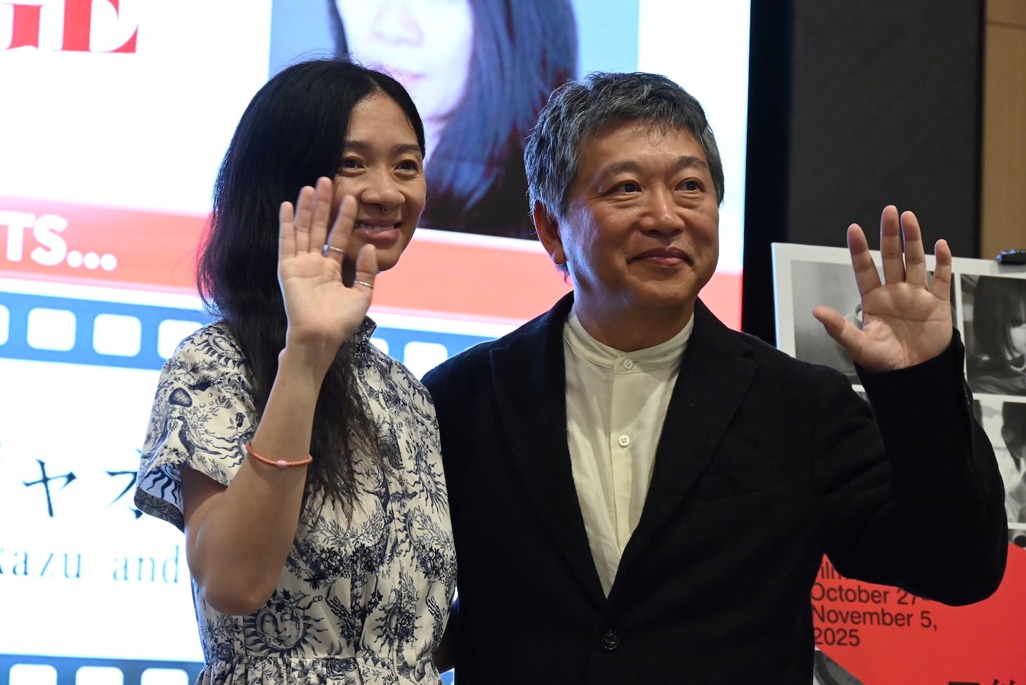 左からクロエ・ジャオ、是枝裕和